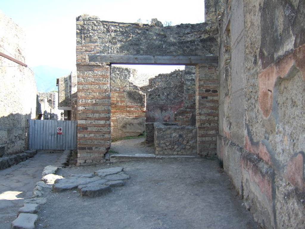 Vicolo del Lupanare. Corner on west side at VII.12.15. Looking south from junction with Via degli Augustali. September 2005.

