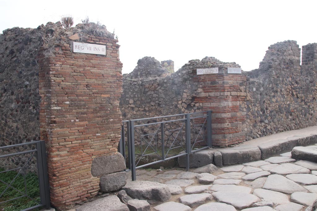 Vicolo del Panettiere, Pompeii. October 2023. Looking towards junction from Vicolo Storto, on right. Photo courtesy of Klaus Heese.