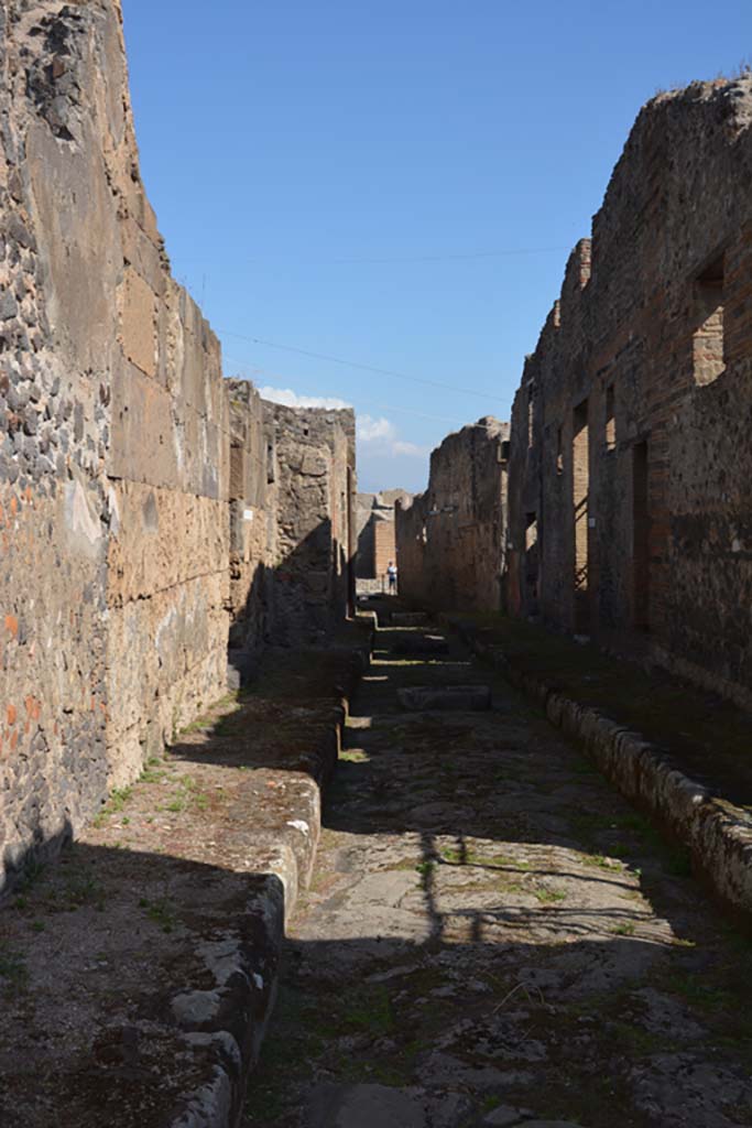 Vicolo del Panettiere, Pompeii. October 2019. Looking east from junction with Vicolo Storto.
Foto Annette Haug, ERC Grant 681269 DÉCOR.

