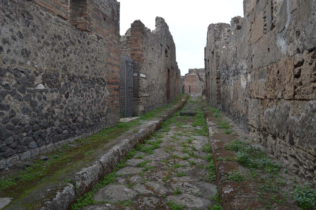 Vicolo del Panettiere, Pompeii. October 2017. Looking west between VII.2.20, on left, and VII.3.30, on right.
Foto Taylor Lauritsen, ERC Grant 681269 DÉCOR.
