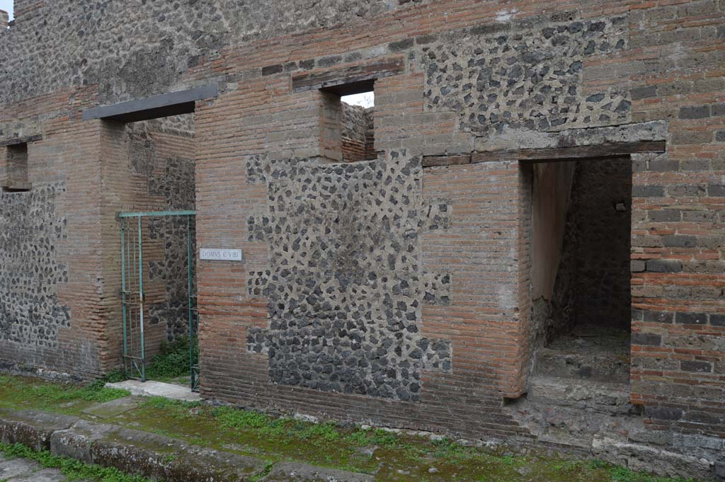 Vicolo del Panettiere, south side, Pompeii. October 2017. Looking towards doorways of VII.2.18, on left, and VII.2.19, on right.
Foto Taylor Lauritsen, ERC Grant 681269 DÉCOR.
