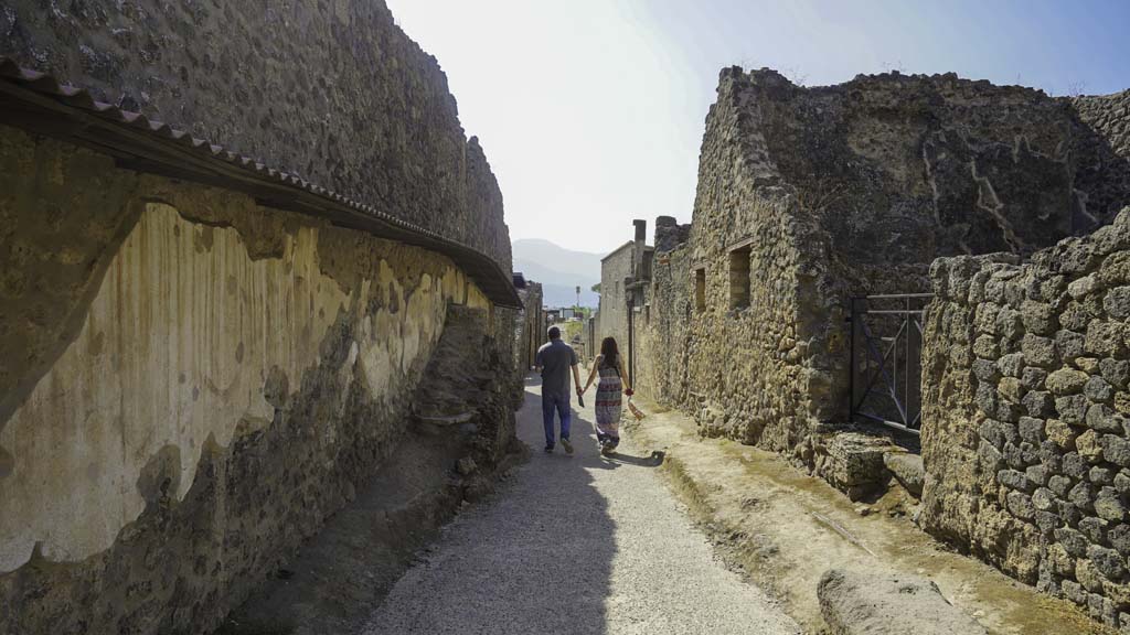 Vicolo dell'Efebo, Pompeii. August 2021. Looking south from junction with Via dellAbbondanza. Photo courtesy of Robert Hanson.