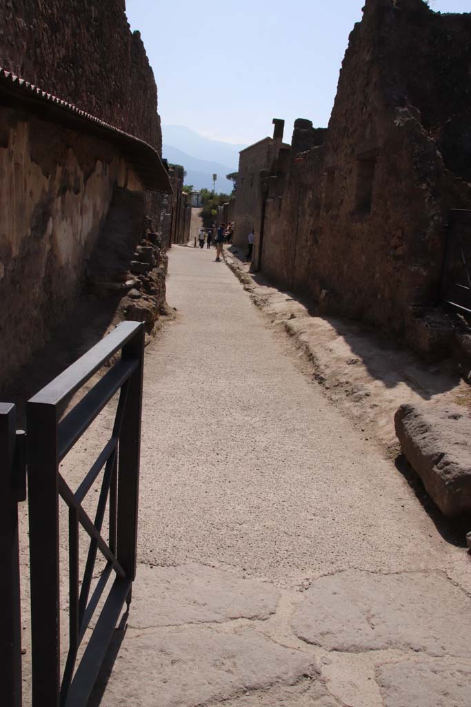 Vicolo dell'Efebo, Pompeii. September 2019. Looking south from Via dellAbbondanza.
Photo courtesy of Klaus Heese.
