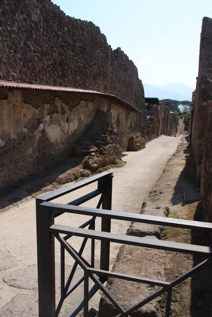 Vicolo dell'Efebo, Pompeii. September 2017. Looking south from junction with Via dellAbbondanza between I.8 on left, and I.7, on right.
Photo courtesy of Klaus Heese.
