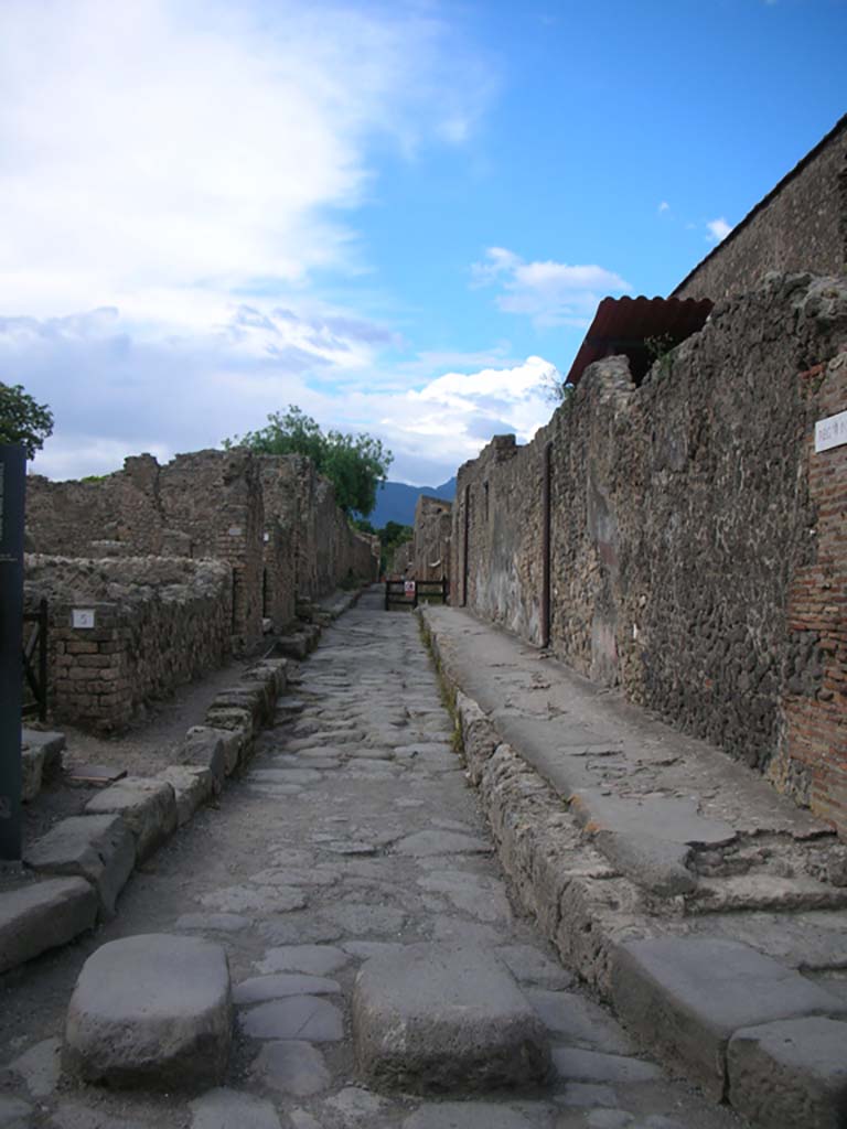 Vicolo della Fullonica, Pompeii. May 2010. 
Looking north between VI.6 and VI.8. Photo courtesy of Ivo van der Graaff.
