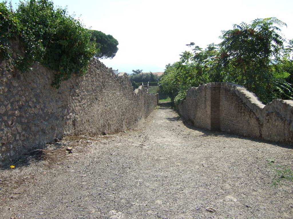 Vicolo della Nave Europa between I.21 and I.22. September 2005. Looking south from junction with Via della Palestra.