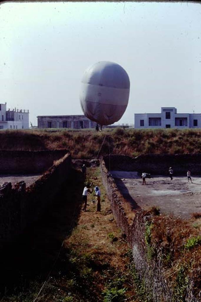 Vicolo della Nave Europa, Pompeii. 1974. Looking south between I.21 and I.22. Photo by Stanley A. Jashemski.   
Source: The Wilhelmina and Stanley A. Jashemski archive in the University of Maryland Library, Special Collections (See collection page) and made available under the Creative Commons Attribution-Non Commercial License v.4. See Licence and use details. J74f0378
