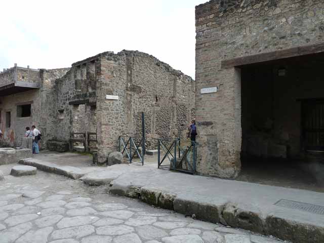 I.12.1 on the east side of Vicolo della Nave Europa and its junction with the south side of Via dell’ Abbondanza. December 2006.