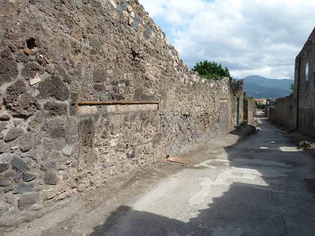 Vicolo della Nave Europa between I.15 and I.16. Looking south from the junction with Via di Castricio. September 2004.