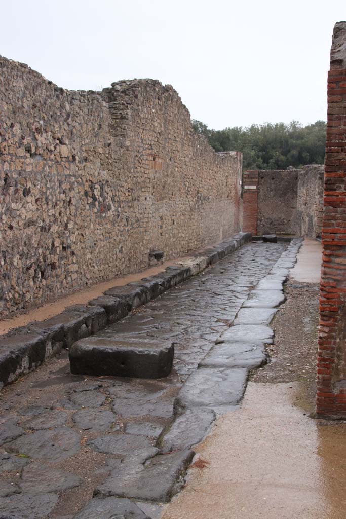 Vicolo della Regina, Pompeii. October 2020. Looking east from near VIII.2.23, in the year of the pandemic. 
Photo courtesy of Klaus Heese.
