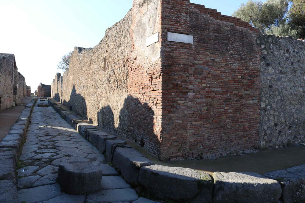 Vicolo della Regina, Pompeii, December 2018. Looking west from junction with Vicolo dei Dodici Dei, on right. Photo courtesy of Aude Durand.
