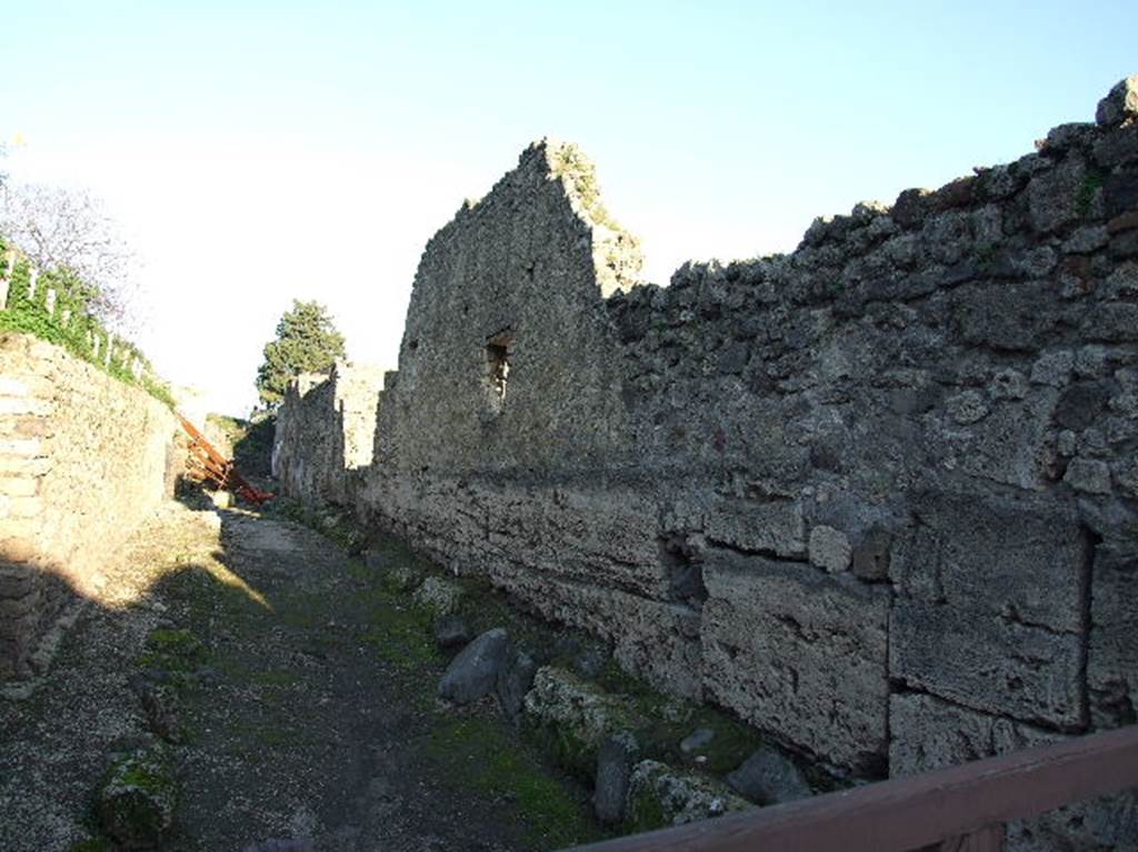 Vicolo delle Nozze d’Argento. Looking east from crossroads along north wall of V.I.13. December 2006.