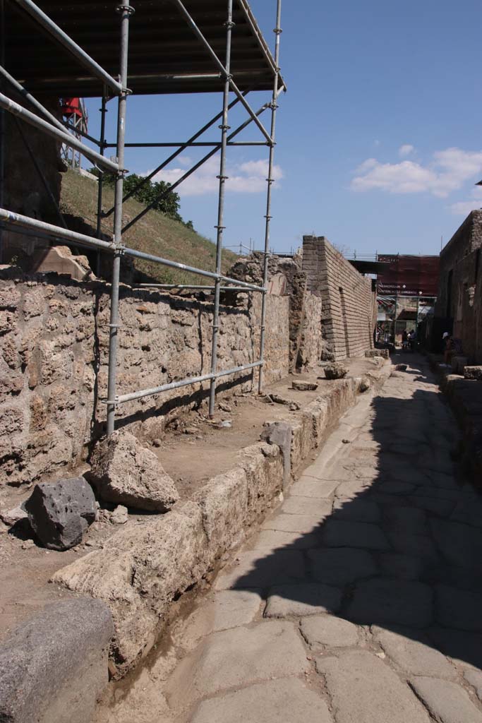 Vicolo delle Nozze d’Argento, north side. September 2021. 
Looking east from junction with Vicolo di Cecilio Giocondo. Photo courtesy of Klaus Heese.
The new partly excavated Casa degli Amorini at V.7.1, is on the left.


