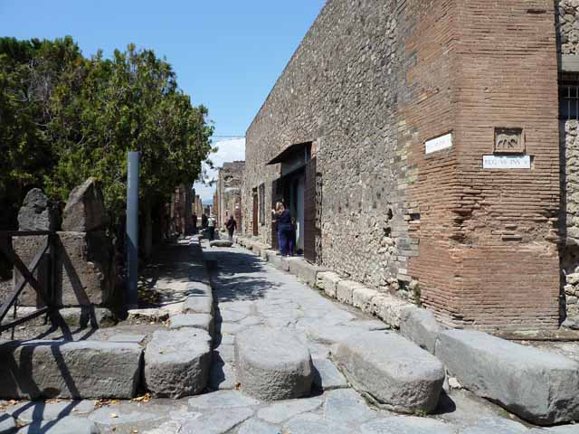 Vicolo delle Terme, west side at VII.6.22. December 2006. Looking south to junction with Vicolo dei Soprastanti.