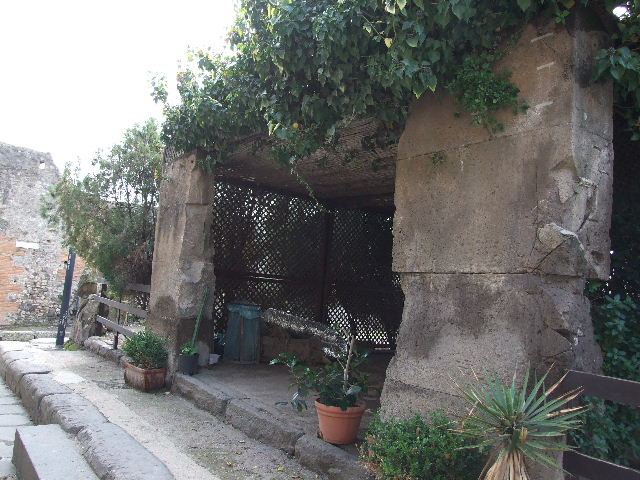 Vicolo delle Terme, north end. May 2010. Looking north across Via delle Terme towards VI.6.2