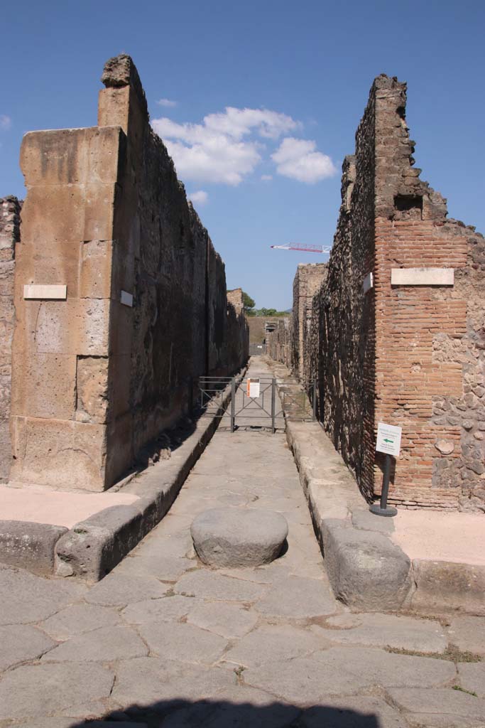 Vicolo di Cecilio Giocondo, Pompeii. September 2017.
Looking north between V.1, on left, and V.2, on right, from junction with Via di Nola.
Photo courtesy of Klaus Heese.
