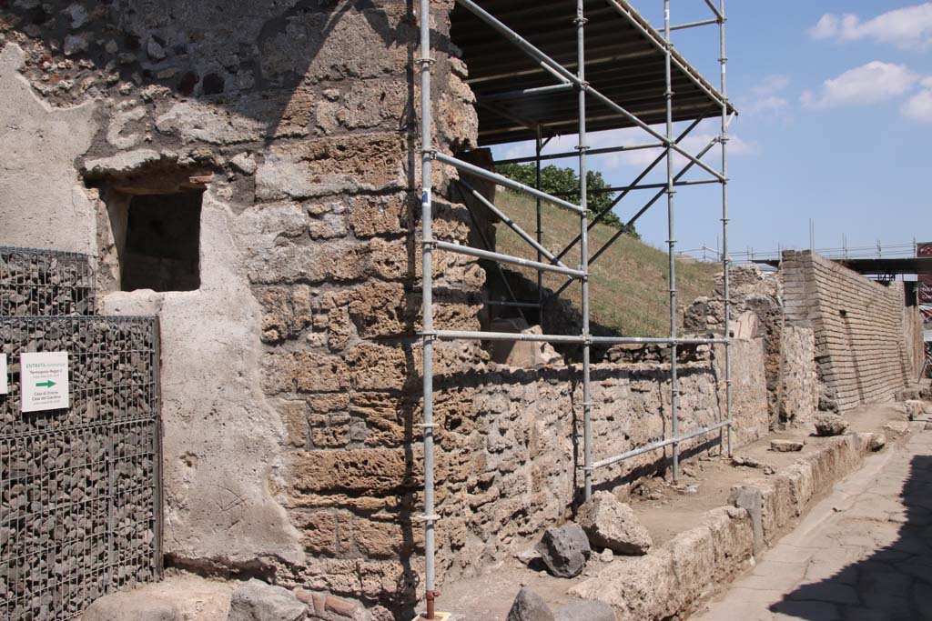 Vicolo di Cecilio Giocondo. September 2021. Looking east from junction along Vicolo delle Nozze d’Argento, north side.
The newly excavated V.7.1, Casa degli Amorini, is on the corner left with a window onto the Vicolo di Cecilio Giocondo. 
Photo courtesy of Klaus Heese.
