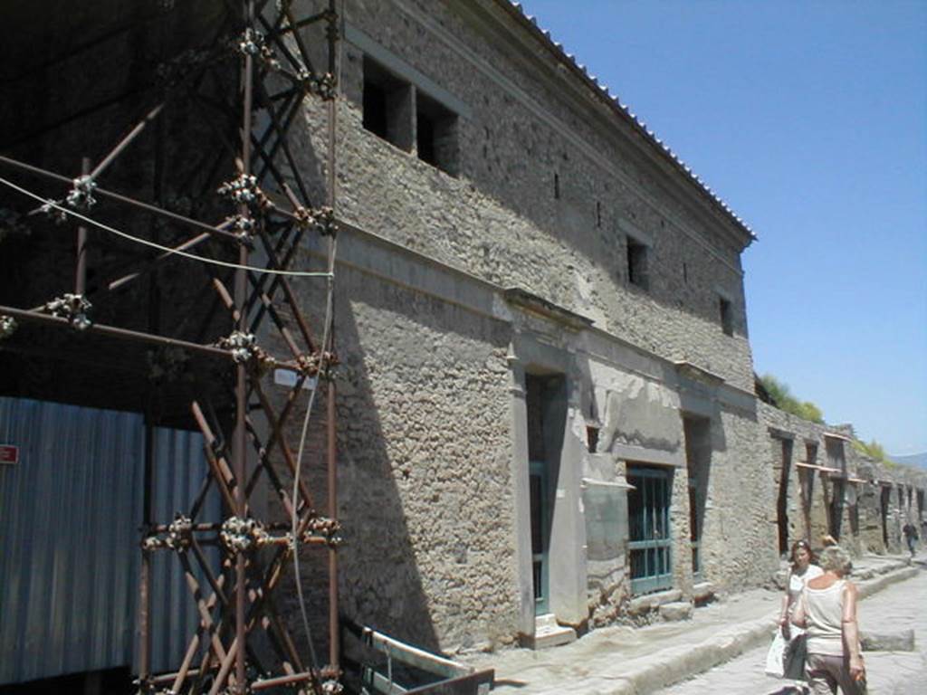 Vicolo di Giulio Polibio, Pompeii, between IX.12 and IX.13 (behind metal fencing). September 2004.
Looking east from junction with Via dell’Abbondanza on North side.


