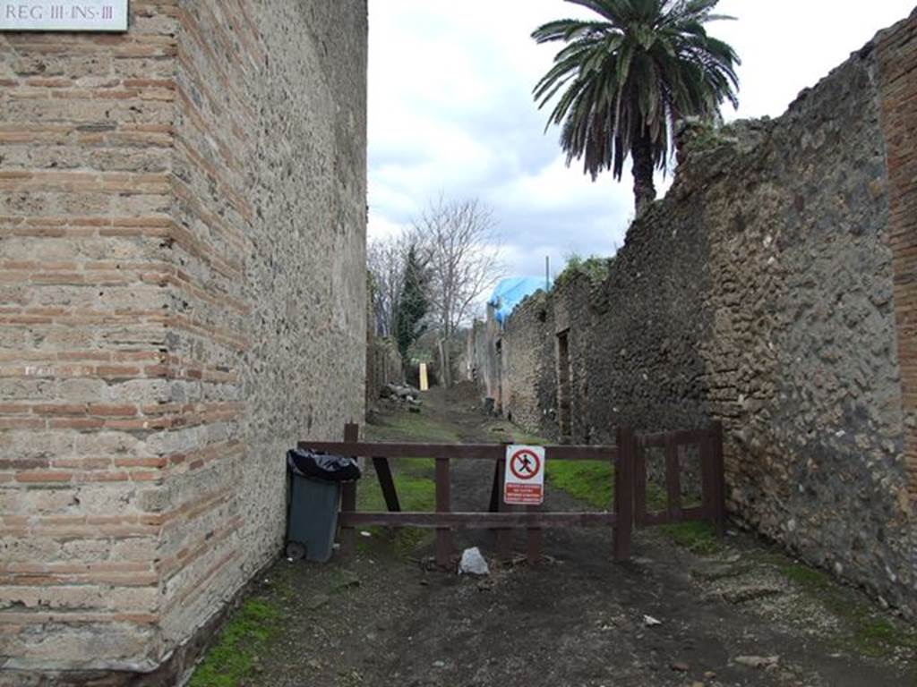 Via dell’ Abbondanza.  Looking north from junction with Vicolo di Ifigenia between III.3 and III.4. December 2006.