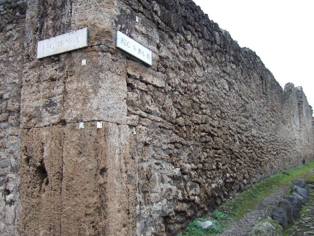 Vicolo di Lucrezio Frontone. Looking north from V.4.a. September 2004.