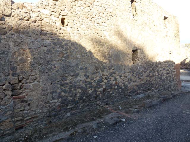 Vicolo di Lucrezio Frontone. Looking north from V.4.a. September 2004.