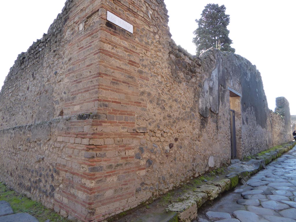 Vicolo di Mercurio, Pompeii. January 2017. Looking west towards VI.12.7, centre right.
Foto Annette Haug, ERC Grant 681269 DÉCOR.
