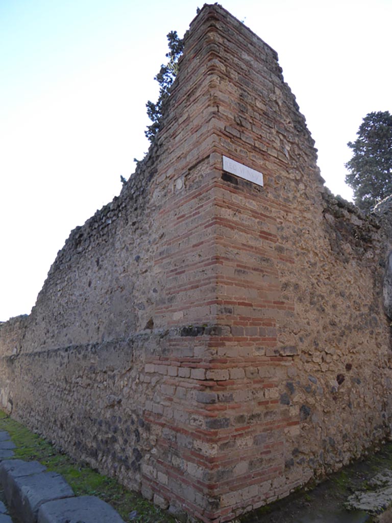 Vicolo di Mercurio, Pompeii. January 2017. 
Junction with Vicolo del Labirinto, on left. Looking south-west towards VI.12.
Foto Annette Haug, ERC Grant 681269 DÉCOR.
