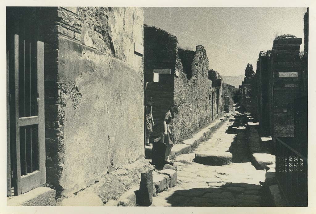 Vicolo di Mercurio. 22nd July 1961. 
Looking east towards the crossroads with Vicolo dei Vettii, from near VI.15.27. Photo courtesy of Rick Bauer.
