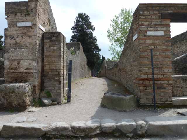 Vicolo di Octavius Quartio between II.2 and II.1. Looking south, December 2005.
