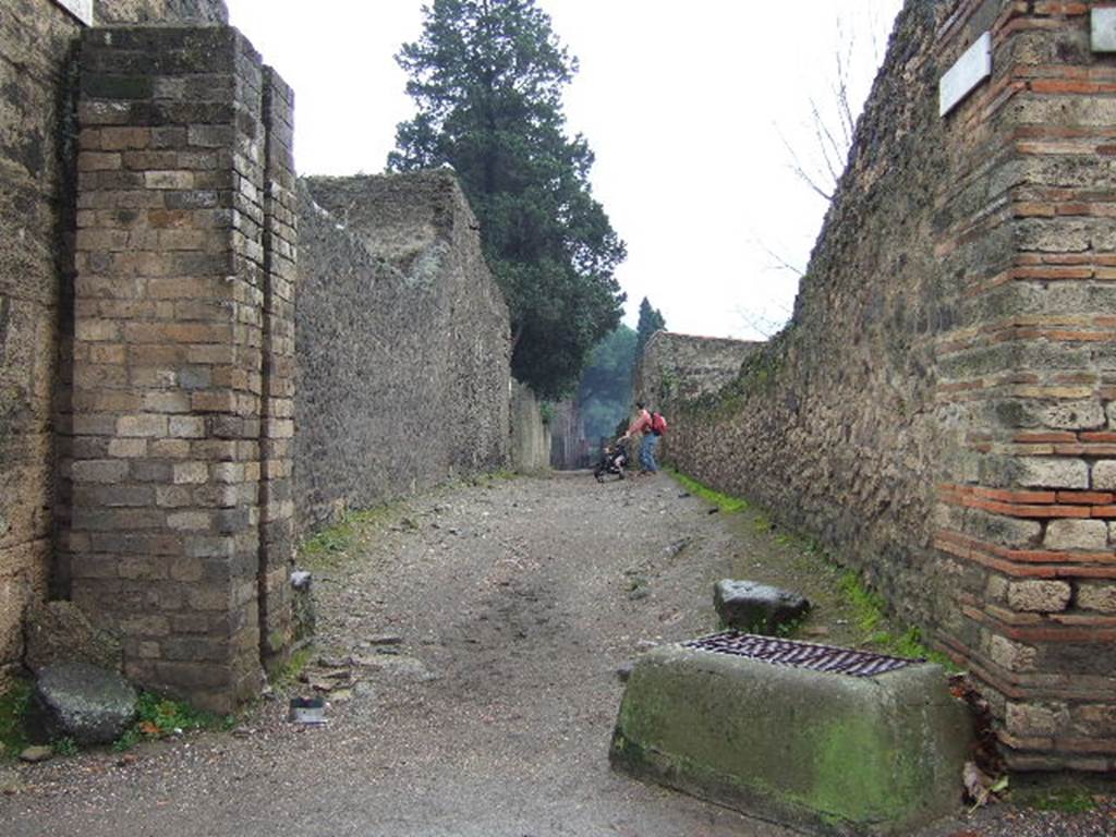 Vicolo di Octavius Quartio between II.2 and II.1. December 2005. Looking south from Via dell’Abbondanza past the water tower. 