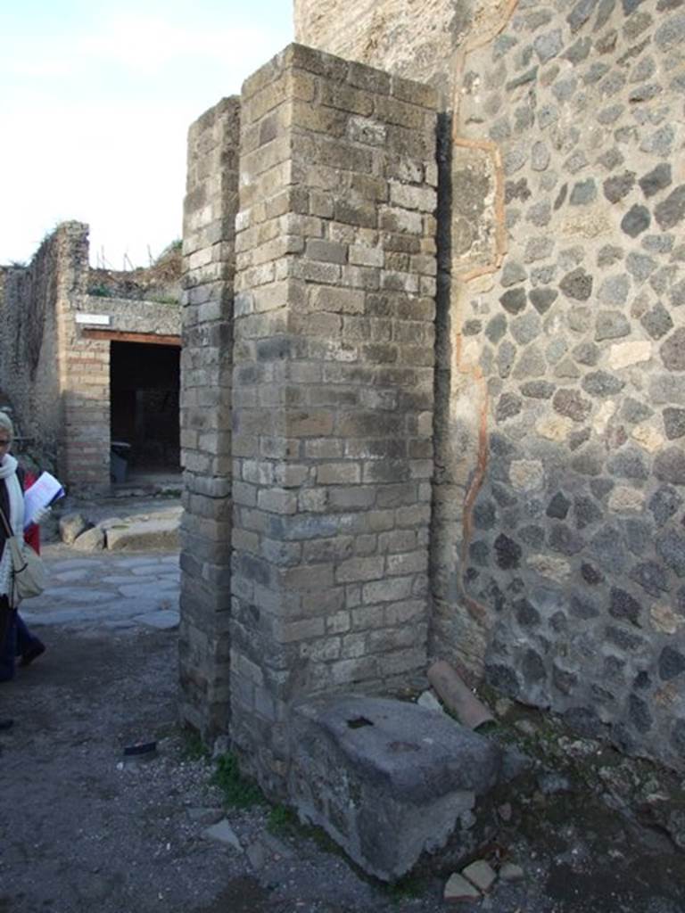 Vicolo di Octavius Quartio, east side. December 2007. Water column. Looking north to Via dell’ Abbondanza. 