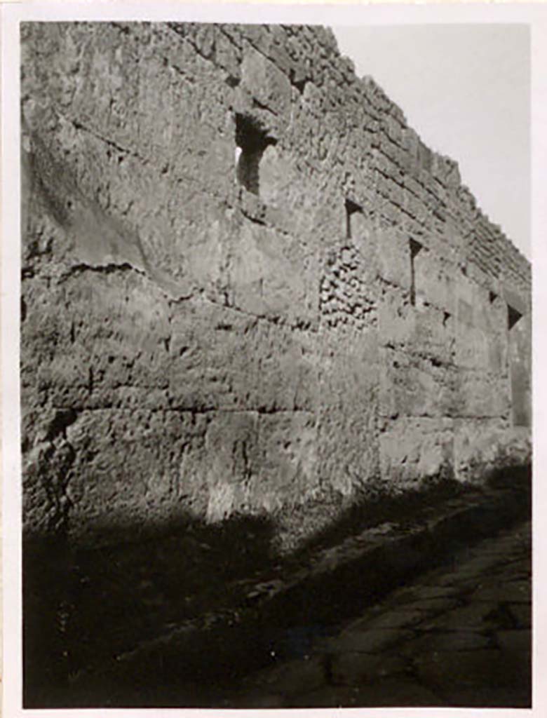 Vicolo di Tesmo, Pompeii. Pre-1943. 
Looking north along exterior façade of IX.1.29. Photo by Tatiana Warscher.
See Warscher, T. Codex Topographicus Pompeianus, IX.1. (1943), Swedish Institute, Rome. (no.146).

