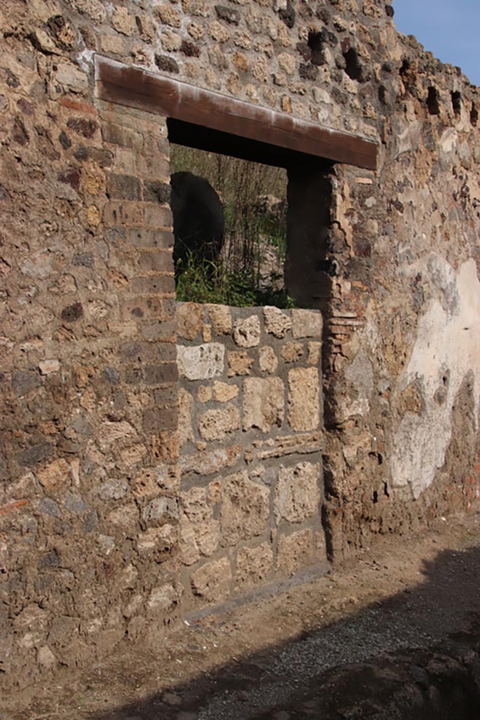 Vicolo dei Balconi, Pompeii. October 2022. 
Entrance doorway to house, we number as B4. Photo courtesy of Klaus Heese.

