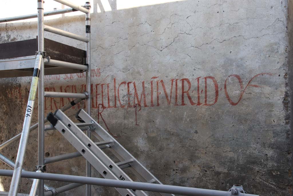 Vicolo dei Balconi, Pompeii. September 2021. 
Inscription painted in red, found on east side of roadway. Photo courtesy of Klaus Heese.
