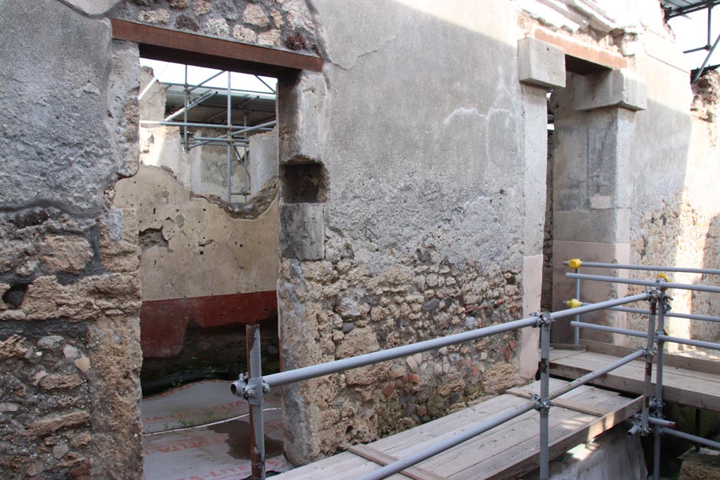 Vicolo dei Balconi, east side, Pompeii. October 2022. 
Looking towards doorway (9) into room 15, and entrance doorway (10) and corridor/fauces, on right. Photo courtesy of Klaus Heese. 
