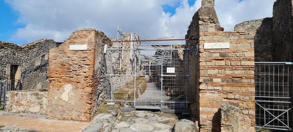 Vicolo dei Balconi, (previously known as an unnamed vicolo) between V.2 and V.3. September 2021.
Looking north from Via di Nola, with V.2.20/21 on left, and side wall of V.3.1/2, on right. Photo courtesy of Klaus Heese.
