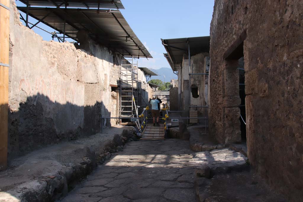 Vicolo dei Balconi, Pompeii. October 2022. 
Looking north along west side of roadway towards stable doorway with ramp in roadway. 
On the right is the garden wall of V.2.i.  Photo courtesy of Klaus Heese.
