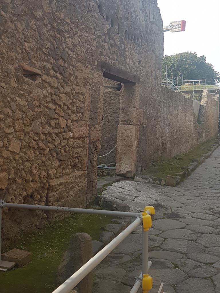 Vicolo dei Balconi, Pompeii. October 2022. 
Looking west to entrance doorway into stable, room A16, of Casa di Orione. Photo courtesy of Klaus Heese.

