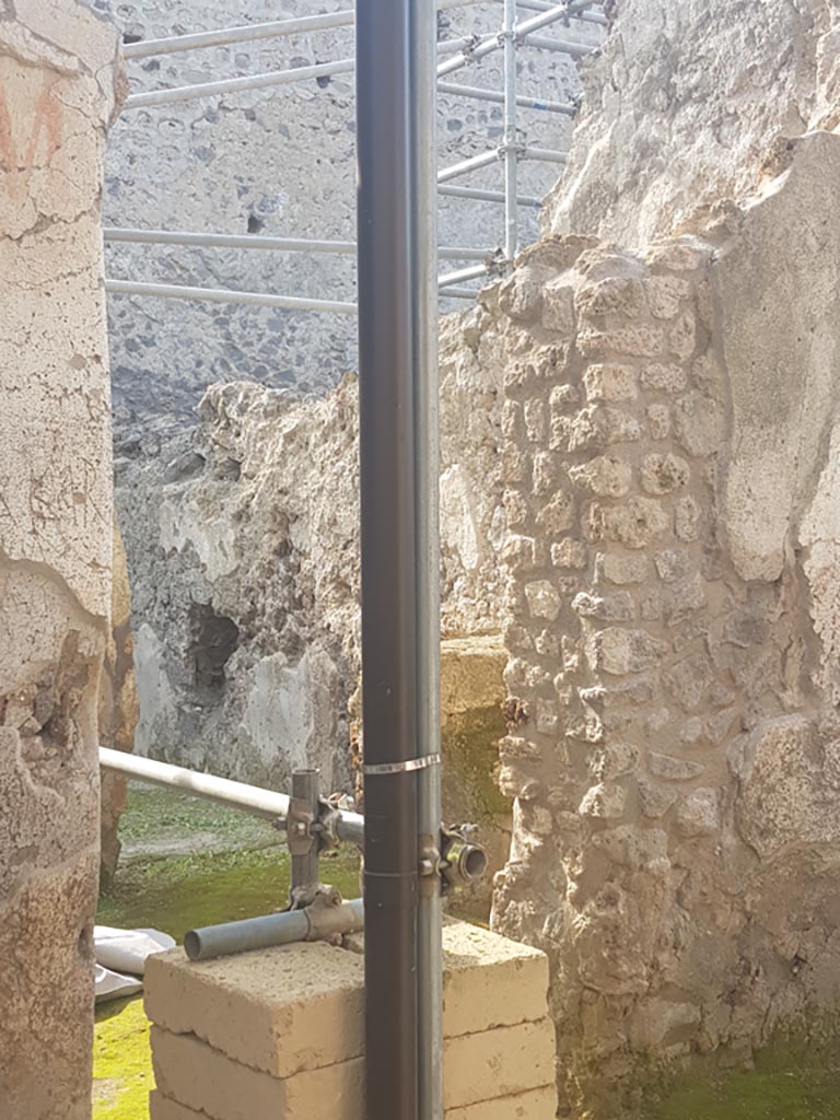 Vicolo dei Balconi, west side, Pompeii. April 2022. 
Looking south towards entrance doorway into Casa di Orione, in centre. Photo courtesy of Johannes Eber.

