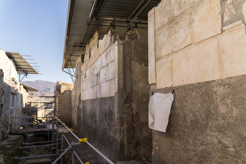 Vicolo dei Balconi, west side, Pompeii. April 2022. 
Looking north towards entrance doorway into Casa di Orione, in centre. Photo courtesy of Johannes Eber.


