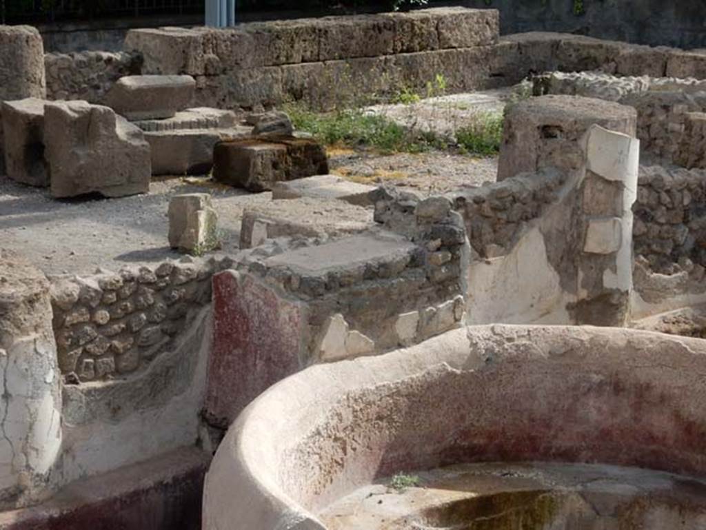 Tempio dionisiaco in località Sant’Abbondio di Pompei. May 2018. Remains of red and white plaster on south side.
Photo courtesy of Buzz Ferebee.
