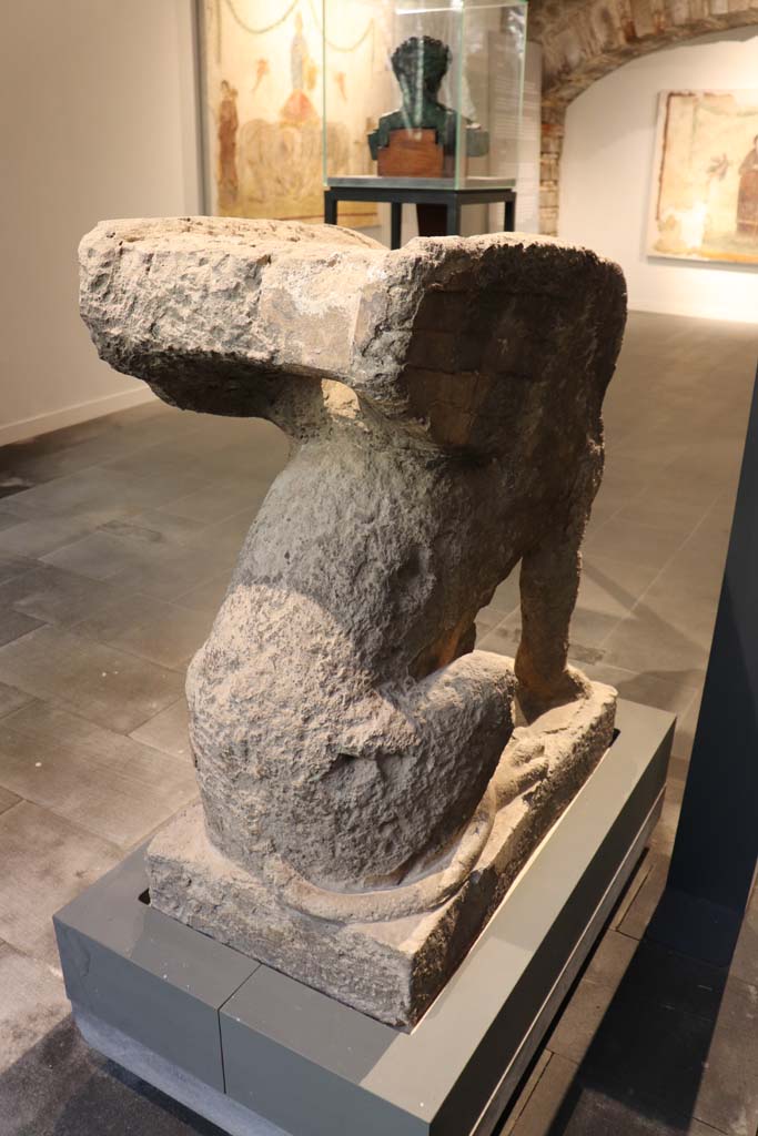 From Farm of Fondo Prisco, Boscoreale. February 2021. 
Rear of tufa Sphynx-shaped tombstone re-used as a kerbstone, on display in Pompeii Antiquarium.
Photo courtesy of Fabien Bièvre-Perrin (CC BY-NC-SA).
