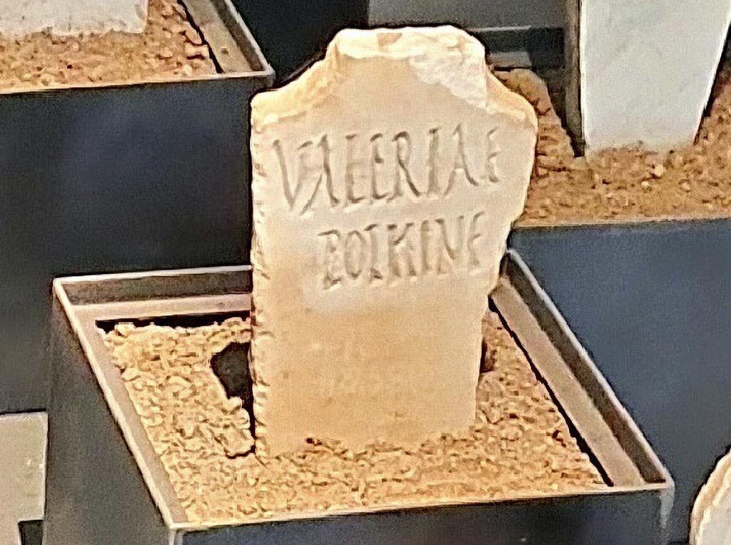 Pompeii Fondo Azzolini. Roman Tomb 49: Valeriae Pothine.
On display in exhibition “L’altra Pompei, vite comuni all’ombra del Vesuvio”.
Photo courtesy of Giuseppe Ciaramella.

Single burial. Burial of a freeborn person.
Columella with inscription.

VALERIAE
POTHINE

Valeriae
Pothine

See Notizie degli Scavi di Antichità, 1916, 303, t42.
