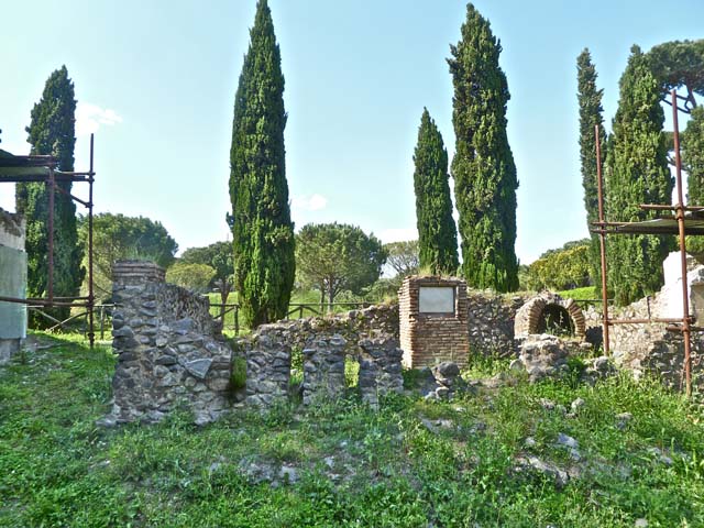 FPNE Pompeii. August 2011. Arched monument in north-east corner of tomb enclosure. 
Photo courtesy of Peter Gurney.
Inside the arch was a columella with the inscription
CORNELIA QUIETA
VIXIT ANNIS XXX
See D’Ambrosio A. and De Caro S., 1988. Römische Gräberstraßen. München: C.H.Beck. p. 208.