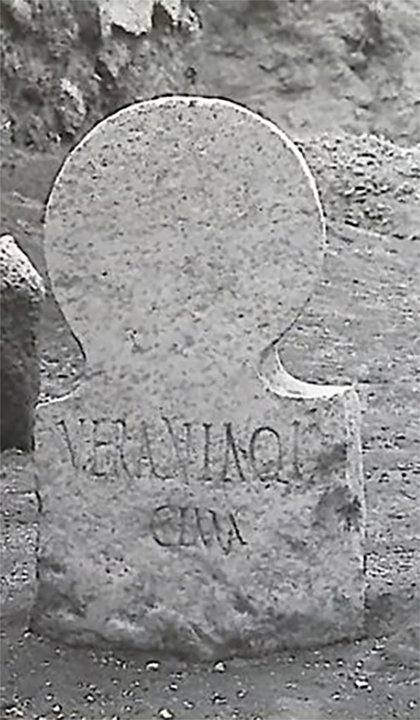 FPNF Pompeii. December 2005. Inscribed male marble columella Q. VERANIVS Q. F. RVFVS AED.