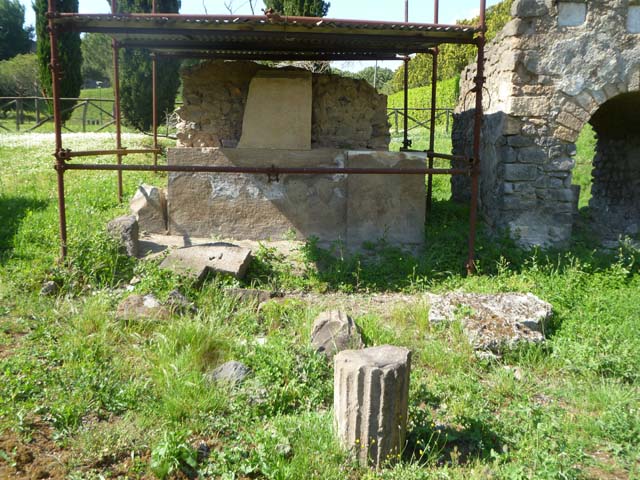 FPNG Pompeii. May 2011. South side of tomb. Photo courtesy of Michael Binns.
