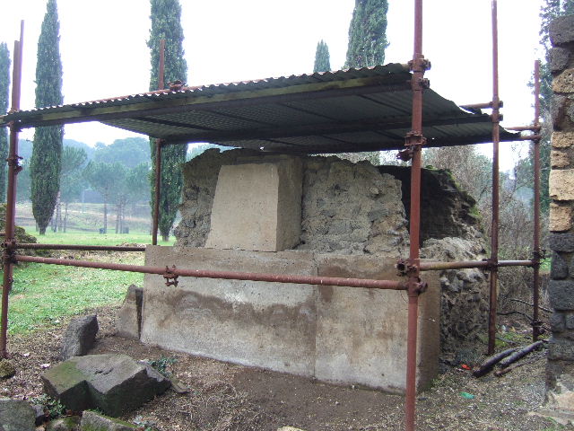 FPNG Pompeii. December 2005. South side of tomb.