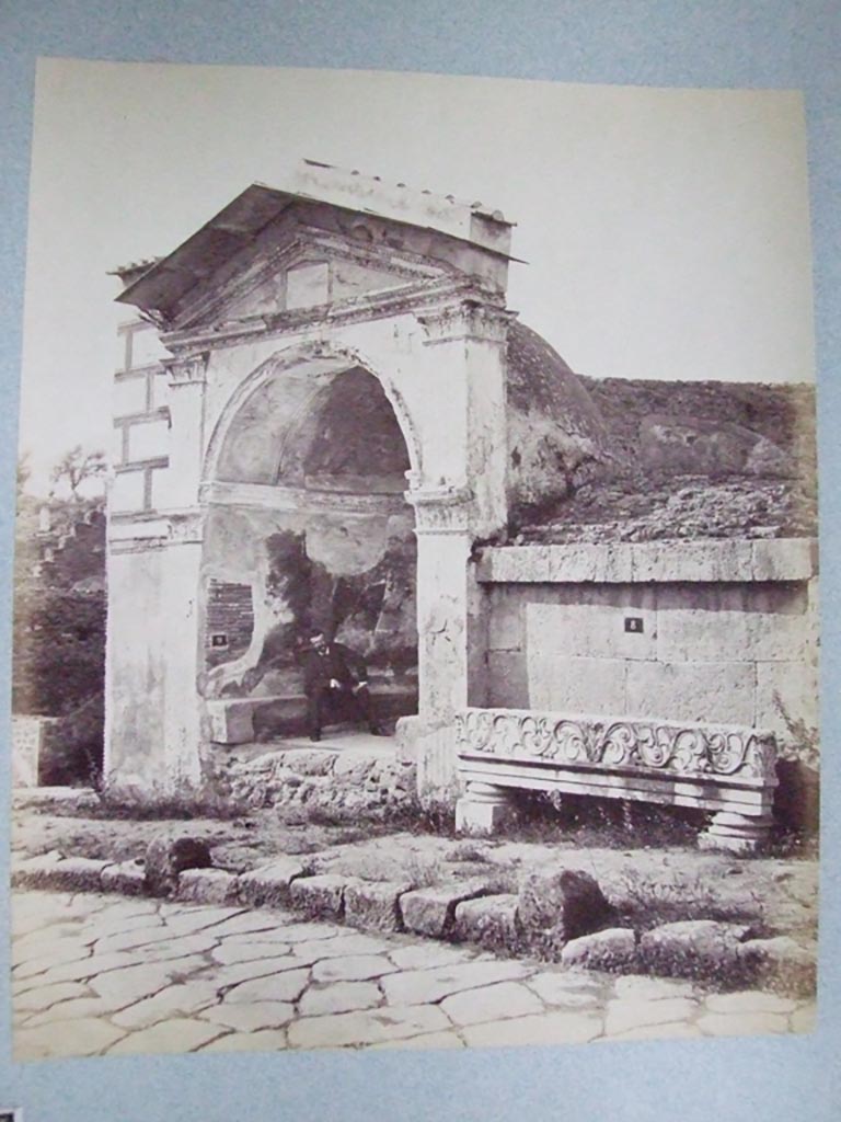 HGE09 Pompeii. Tomb to left with HGE08 to right.
Old undated photograph courtesy of the Society of Antiquaries, Fox Collection.
