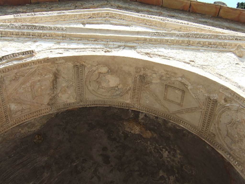 HGE09 Pompeii. May 2006. Curved roof of front with stucco decoration in centre.