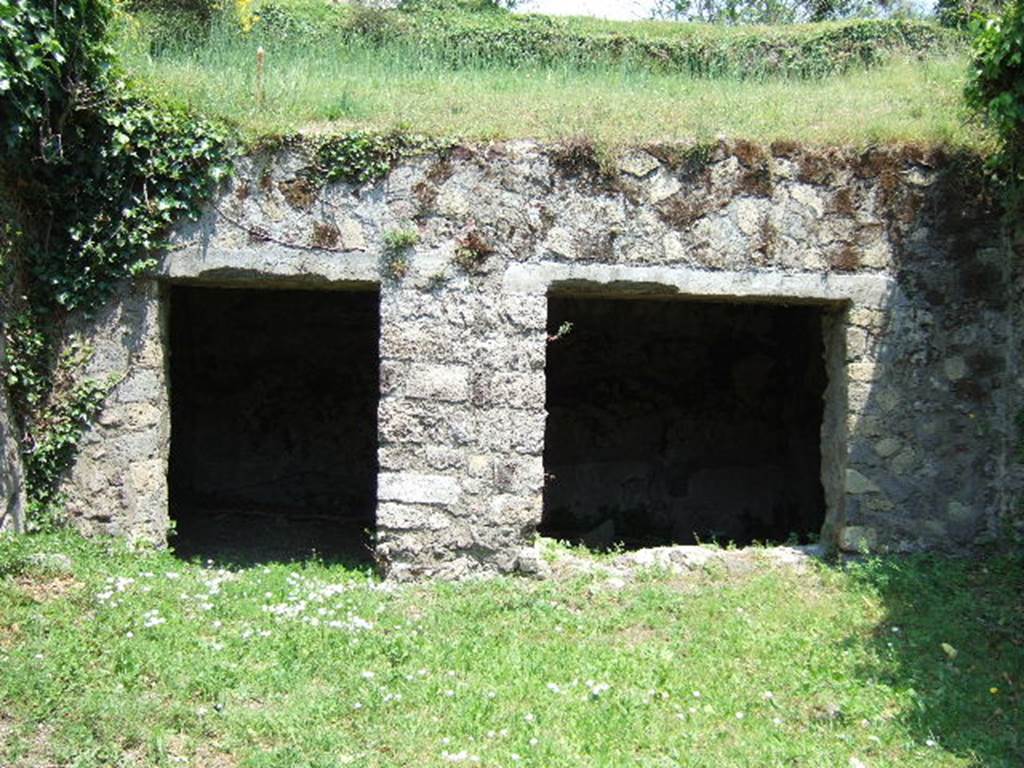 HGE20 Pompeii. May 2006. Two doorways to rear rooms. This was originally a long back room which was later subdivided into two spaces.